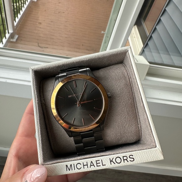 Michael Kors Ivory Gift Box - Picture 1 of 10